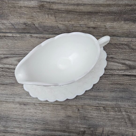 WESTMORELAND Paneled Grape Vintage Milk Glass Gravy Boat with Tray - Picture 3 of 11